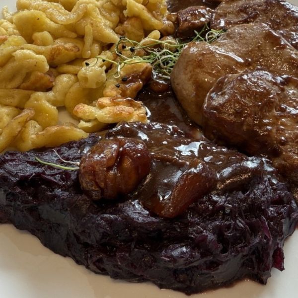 Die kulinarische Fülle des Herbstes mIt den köstlichen Wildgerichten im Mövenpick Restaurant Egerkingen geniessen! 🍂 EIn Fest für Augen und Gaumen mit Fleisch wie Wildschwein, Hirsch und Reh, doch eben auch ohne mit Kürbis, Pilz, Kabis, Rosenkohl und selbstverständlich Marroni auf herbstlichem Gemüseteller. Zum krönenden Abschluss: Ein feines Vermicelle oder Coupe Nesselrode mit Merinques und Amarenakirsche. Lass dich verwöhnen und gönn dir passend zur Erntezeit ein Glas Wein 🍷 
#Mövenpick #Restaurant #Hotel #Egerkingen #Wild #Wildgericht #Wildwochen #Wildsaison