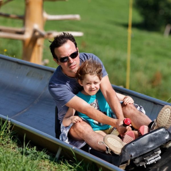 Finde deinen Kick beim Rodeln oder im Seilpark
SOLARBOB – EUROPAWEIT DIE EINZIGE RODELBAHN MIT EINEM 540 GRAD KREISEL.
Allein oder zu zweit im Bob sitzend wirst du bequem bergauf gezogen. Ohne umzusteigen, führt eine rassige Abfahrt zurück an den Start. Du bestimmst die Geschwindigkeit durch einfaches Betätigen eines Hebels selbst. Du entscheidest, ob du hinabflitzen oder einfach hinabrollen willst.
Über tausend aufregende Meter!
Sehr kurvig angelegt, mit Steilwandkurven, Tunnels, Gratis- Geschwindigkeitsmessung und dem einzigartigen 540 Grad Kreisel.
NERVENKITZEL UND SPANNUNG IM SEILPARK
Einzigartig in der Schweiz – durchlaufendes Sicherungssystem
Alle Parcours werden ab unserem zentralen Einsteigeturm gestartet und beendet. Einfach und bequem kann von einem Parcours in den anderen gewechselt werden. Übersicht und Überwachung sind optimal.
SPASS, GESCHWINDIGKEIT, ABWECHSLUNG, KICK
https://deinkick.ch
